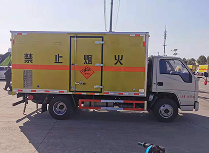 翠峦爆破器材运输车工人安全操作规范与智能技术保障